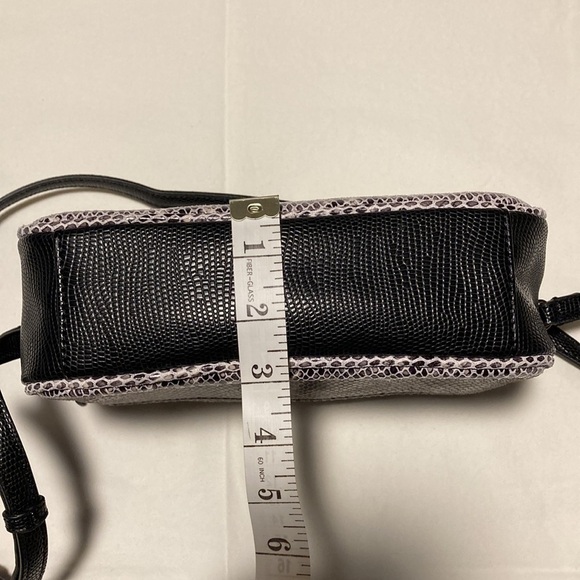 G.i.l.i. Genuine Leather Snakeskin Look Textured Bag - Picture 5 of 14